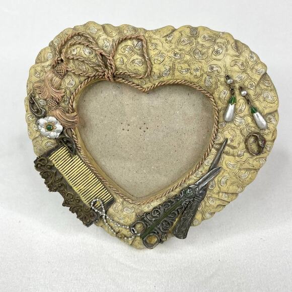 Vintage Victorian Theme Heart Shaped Frame - Picture 1 of 6